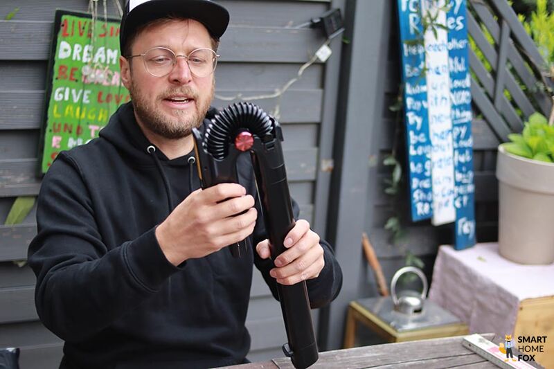 Man sieht das Saugrohr des Shark Anti Hair Wrap Staubsaugers.